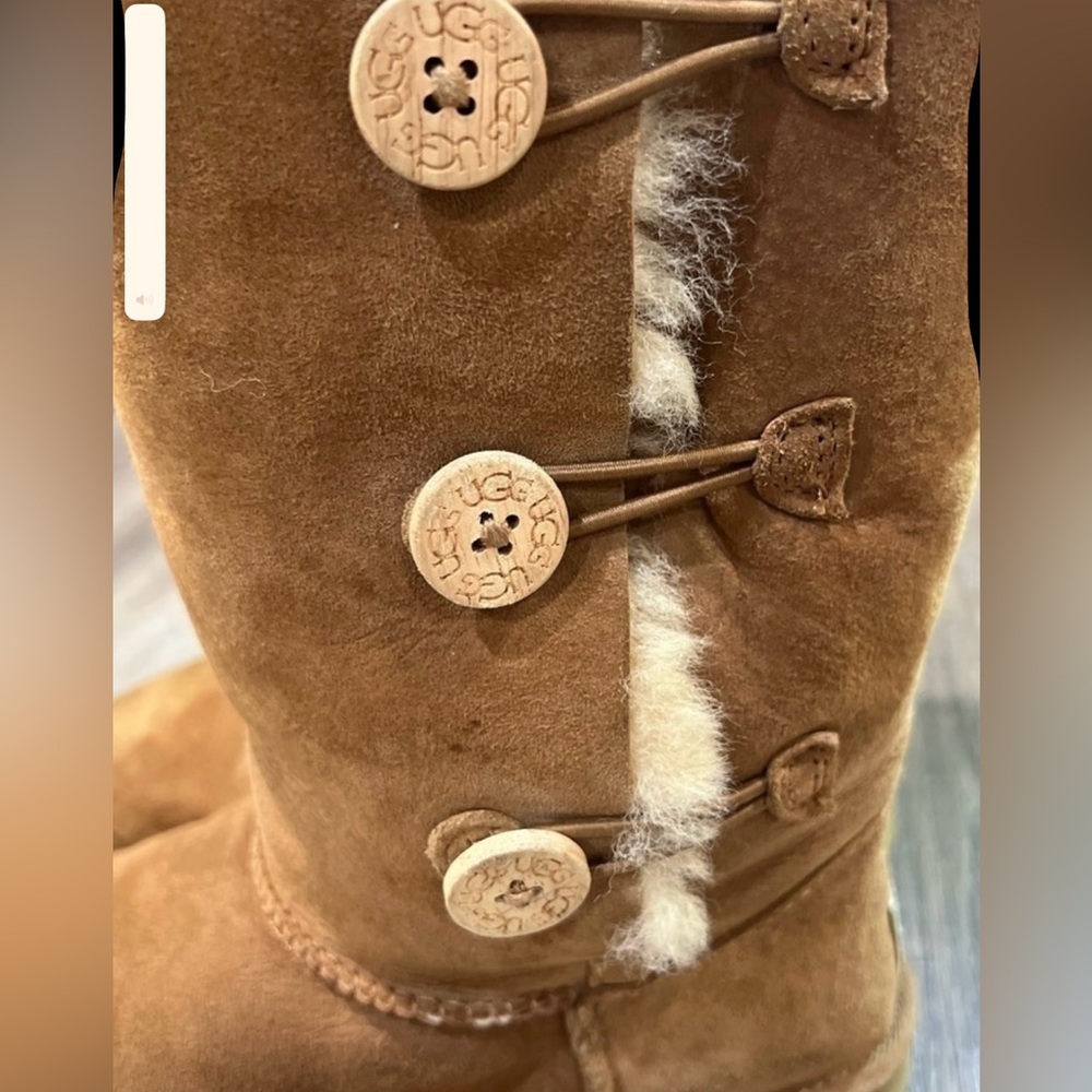 Women UGG size 6 Bailey boots sheepskin Shearling warm winter Boots.